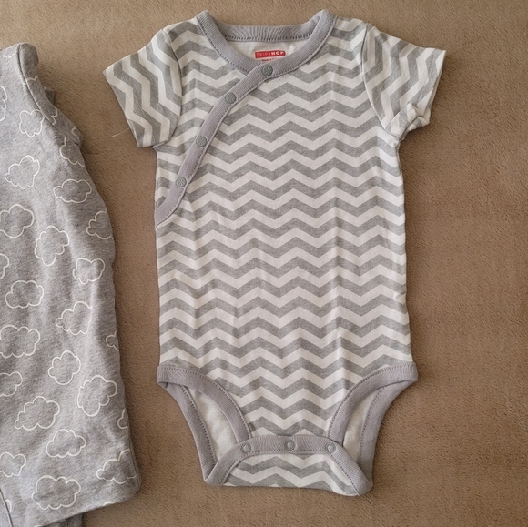 Skip Hop Modern Baby Basics Grey 3 Pack Bodysuit  Size 6 Months (Unisex) *NWT - Picture 5 of 8
